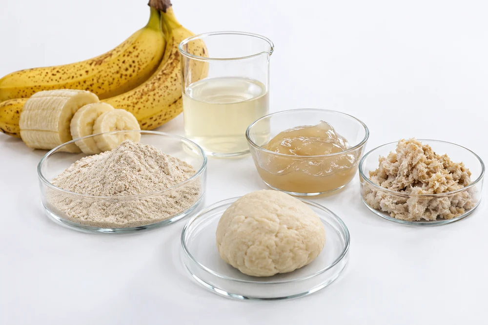 Different components of banana flour Banana flour, liquid and gel-like fractions beside a starch dough sample