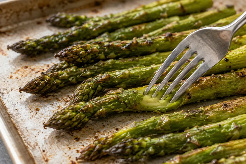 checking-roasted-asparagus-texture checking-roasted-asparagus-texture