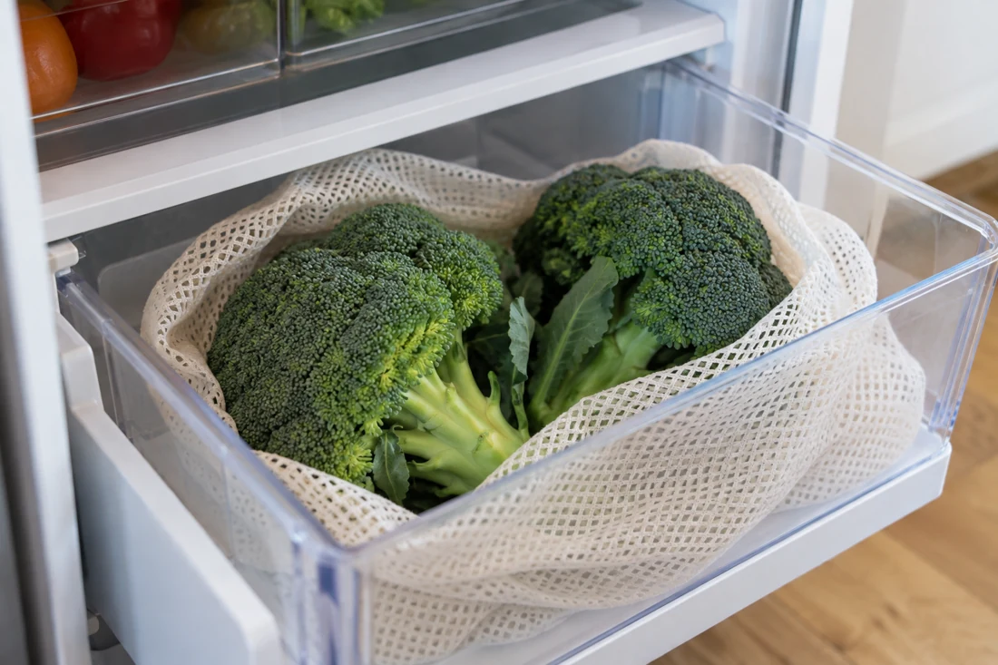 whole-broccoli-into-crisper whole-broccoli-into-crisper